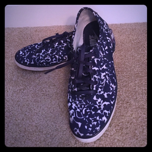 Nike Shoes - Nike lace up shoes🎉SALE🎉