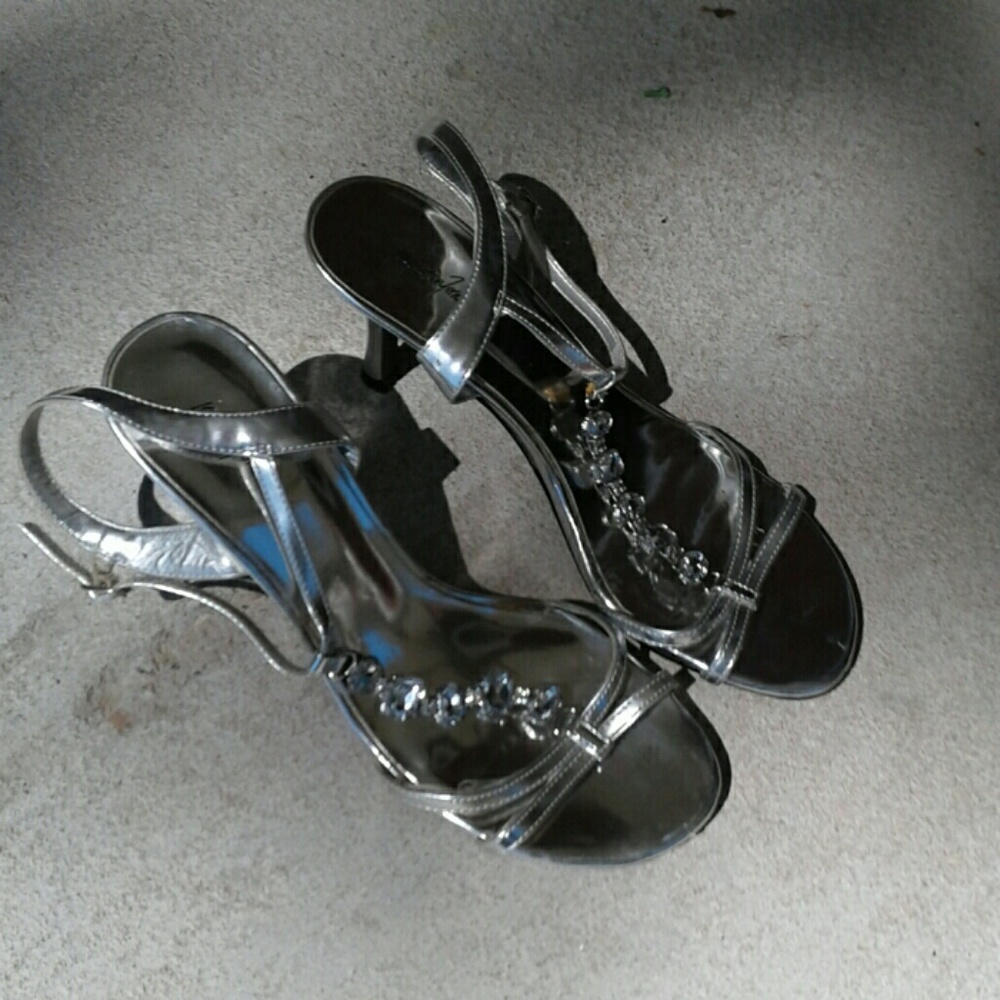Jaqueline Ferrar rhinestones heels