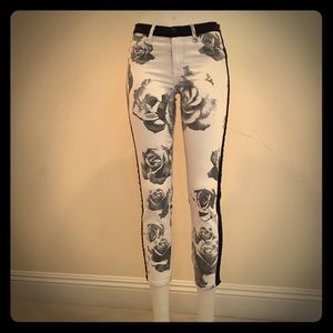 Chic Hudson cropped floral jeans!