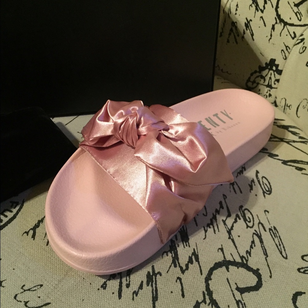 🚫Sold🚫Rihanna's Pink Puma Fenty Slides