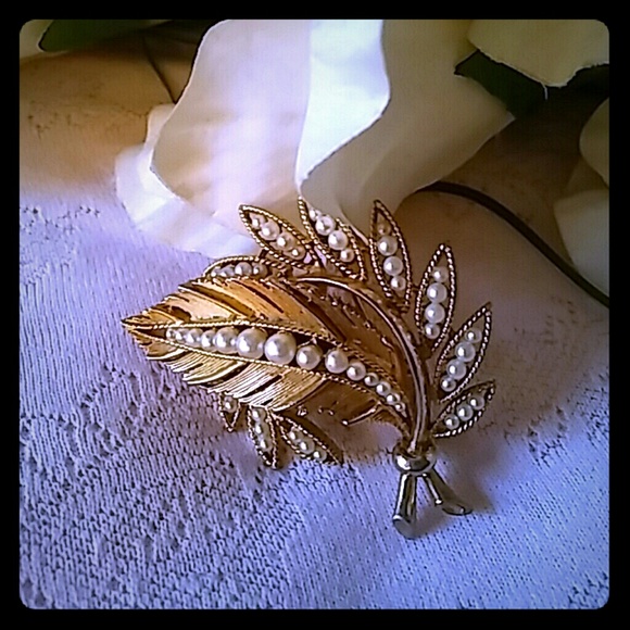 Vintage Lisner Pearl Brooch - Picture 1 of 7