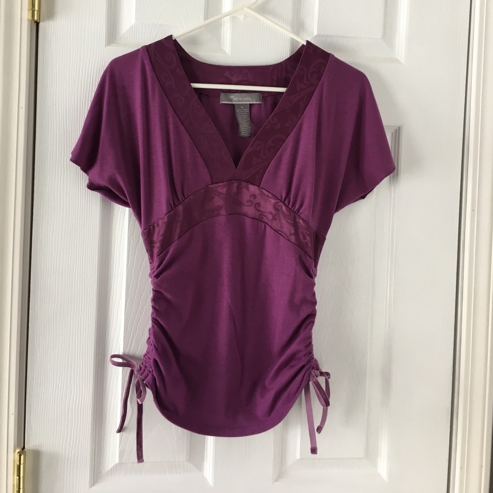 V-neck t-shirt with rouched sides