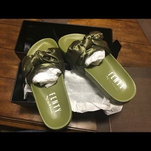 AUTHENTIC Rihanna's FENTY bow slides