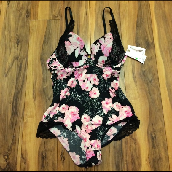 Jessica Simpson lingerie - Picture 1 of 3
