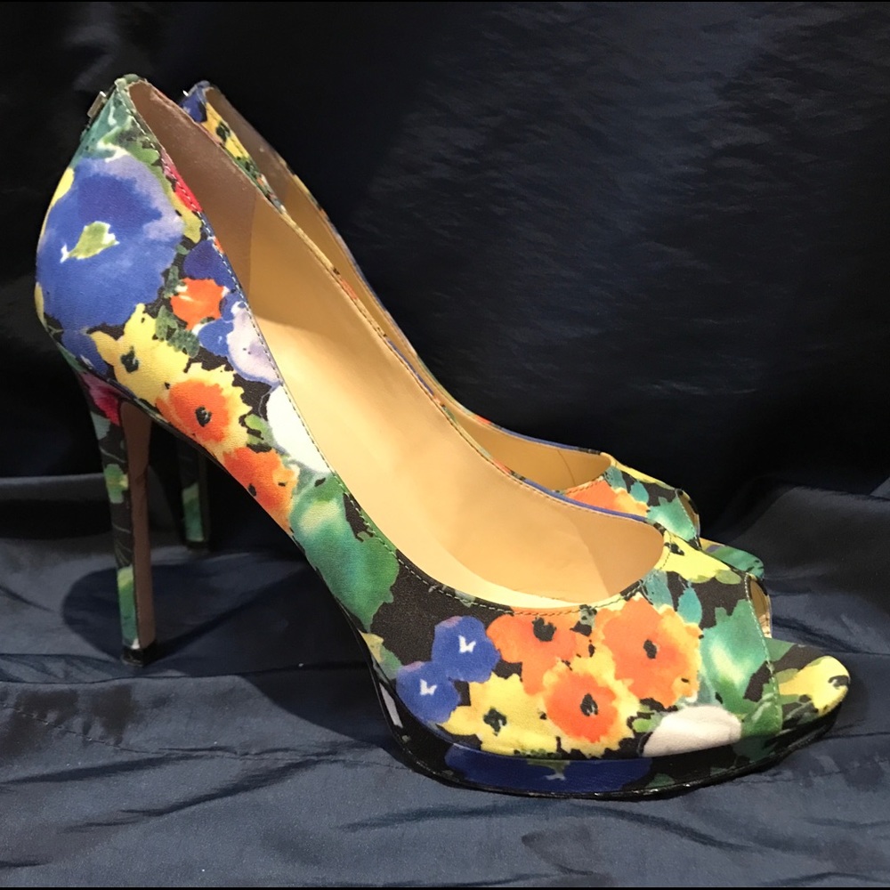 Beautiful floral platform pumps