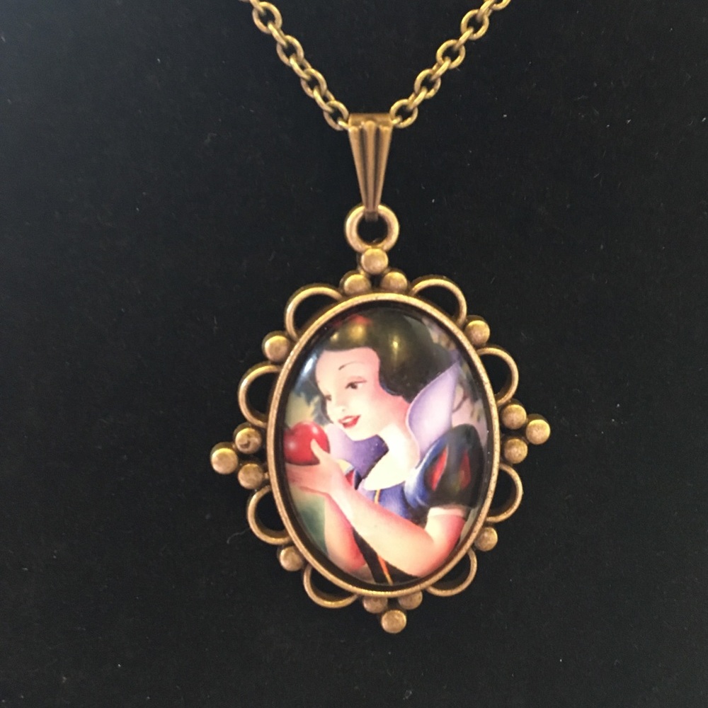 💋Snow White Necklace