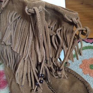 Women's Minnetonka Fringed Boots Moccasins.