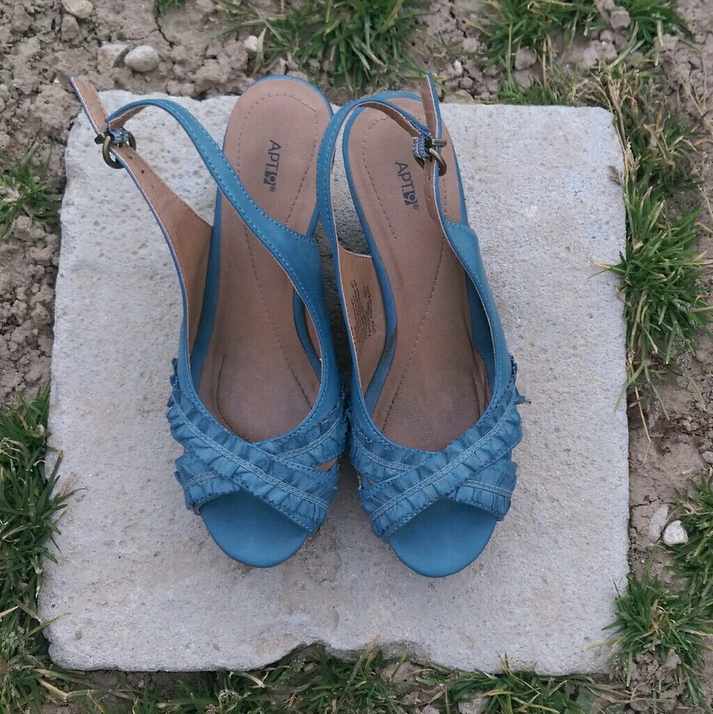 Apt 9 open toed wedged sandals