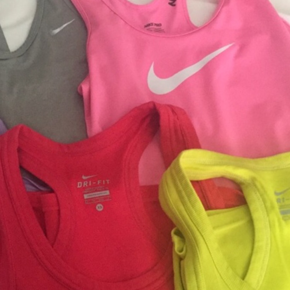 Listing for @daniiwassa 5 Nike tops.