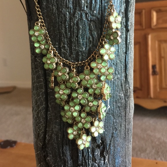 Vintage Jewelry - Vintage 18" necklace gold with green flowers