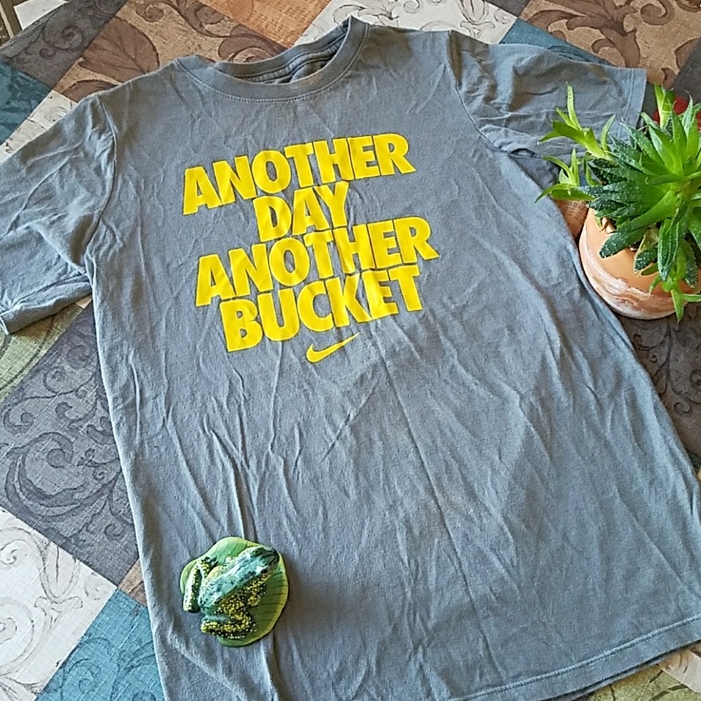 Boys Nike t-shirt *25% off of bundles