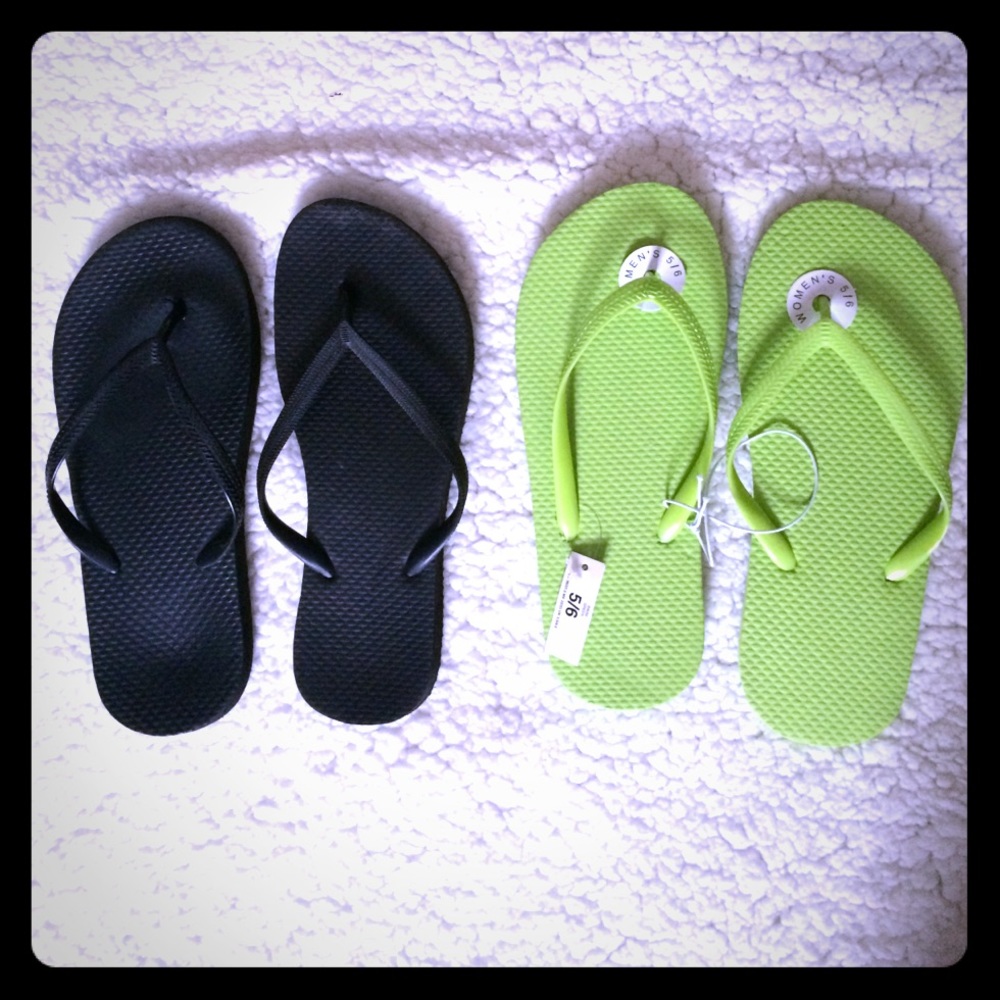 2 pair of flip flops