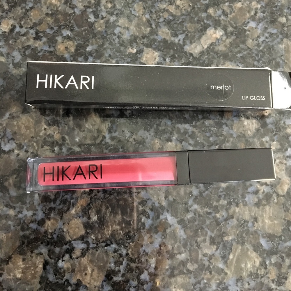 Hikari lip gloss color merlot