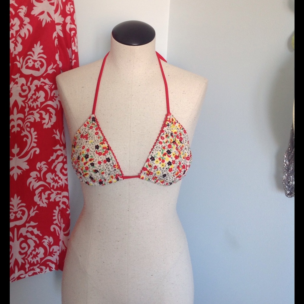 🦀Super cute Billabong bikini top!🦀