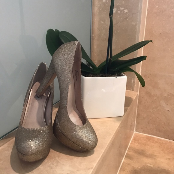 Steve Madden Shoes - Steve Madden ~ Gold Closed Toe Platforms