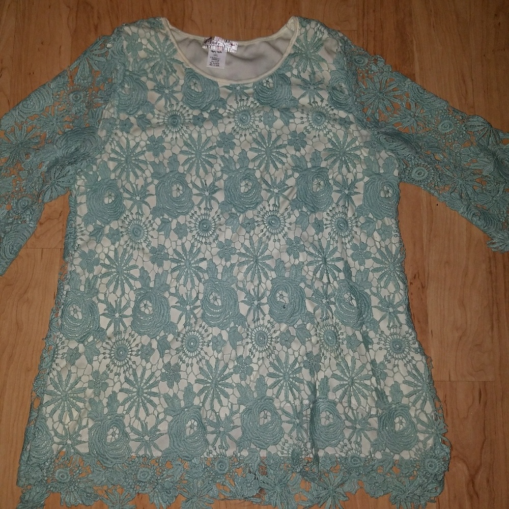 Crochet blue flowe top.