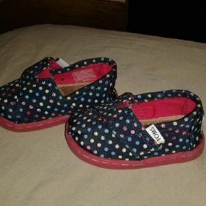 Adorable baby girl Toms 4c