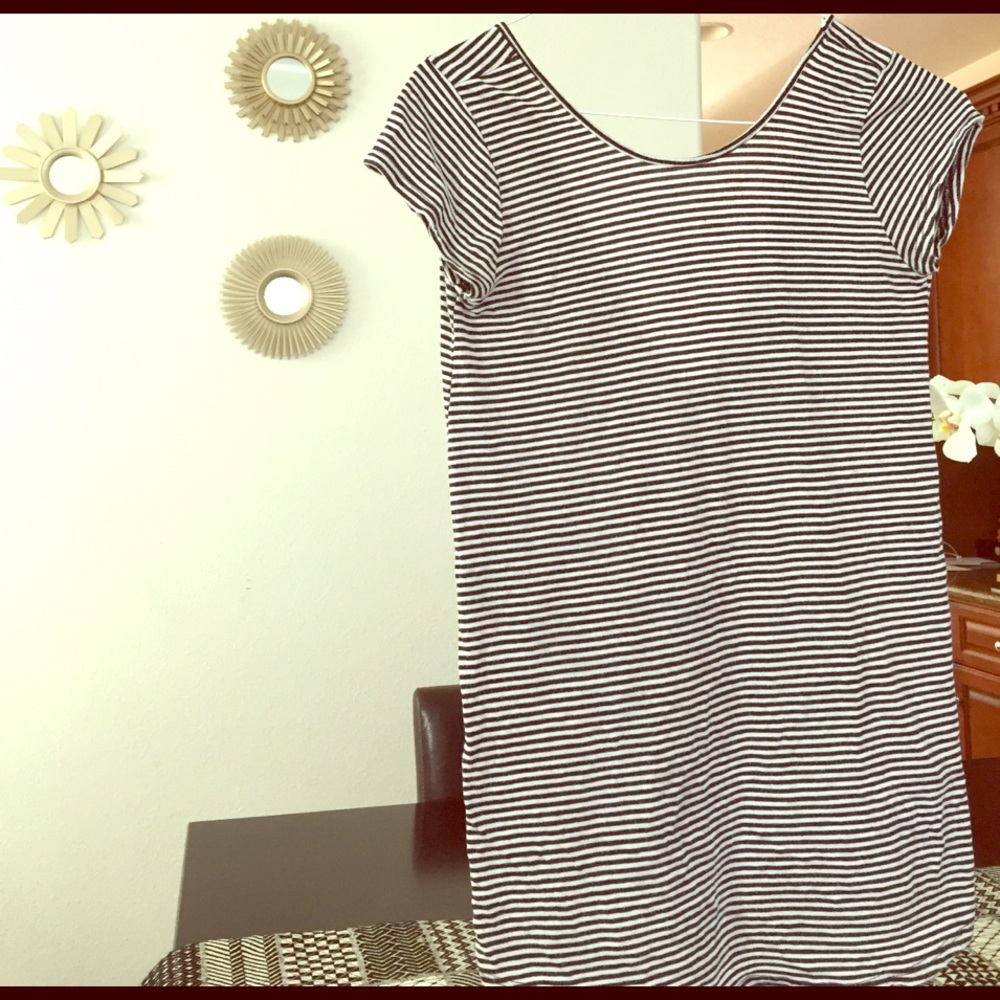 B&W striped, OPEN BACK T-Shirt Dress!