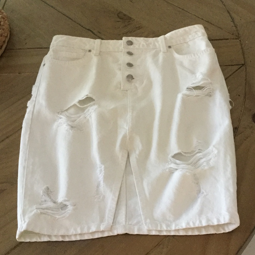 Joes Jeans distressed white denim skirt. Size 26