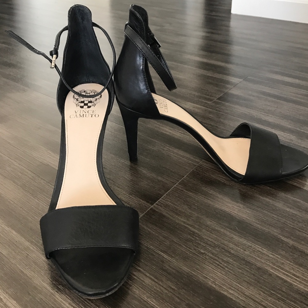 Vince Camuto Black Leather strappy sandal