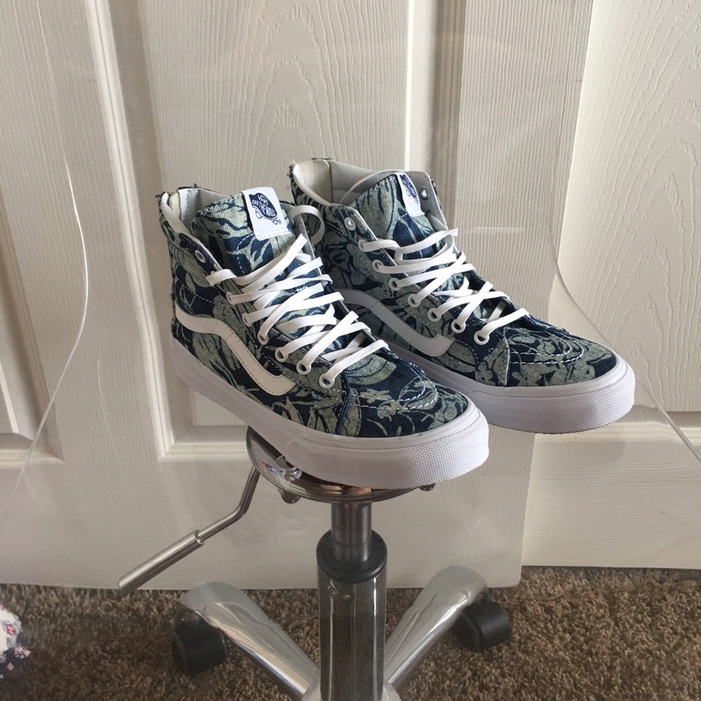 Woman's size 6.5 high top skate vans