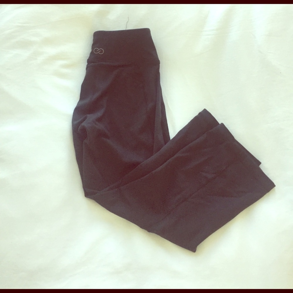Carrie Underwood black yoga pants.