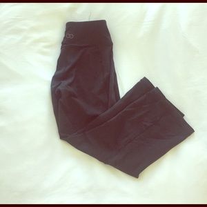 Carrie Underwood black yoga pants.