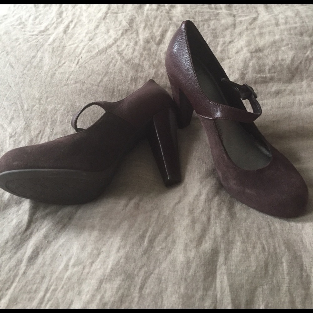 New w/o tags brown Gianni Bini heels w/ strap