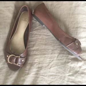 Super comfy peep toe brown leather flats