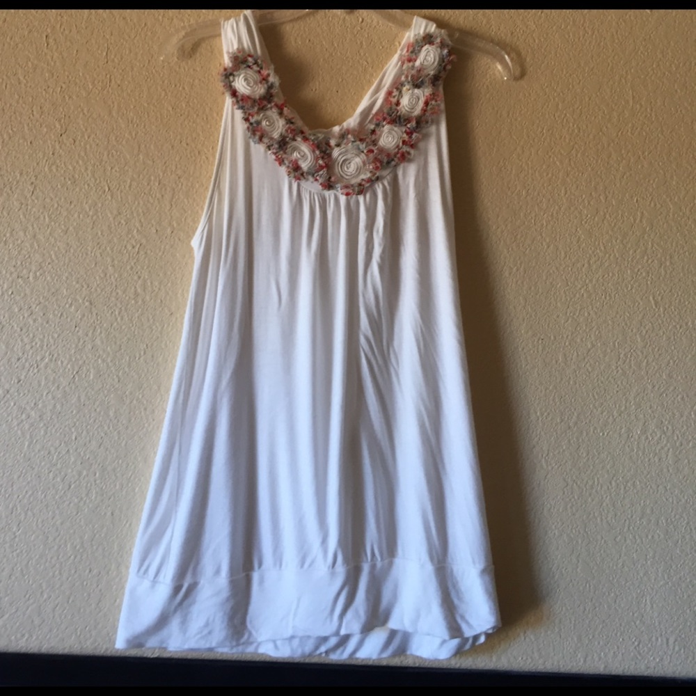 Pretty white tank with 7 flowers