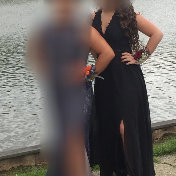 VERY Beautiful Prom dress! You could have it altered like any other dress store - Picture 4 of 5