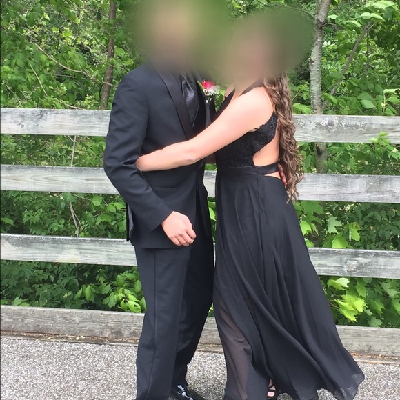 VERY Beautiful Prom dress! You could have it altered like any other dress store - Picture 5 of 5