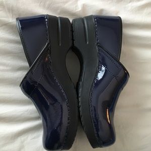Sanita-brand Dansko-style patent navy clogs