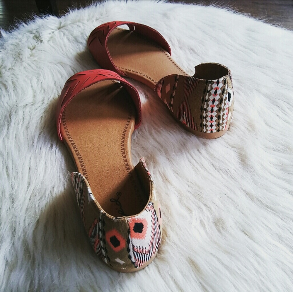 LAST CHANCE!!//The Sammie//Red Tribal print Flats - Picture 6 of 6