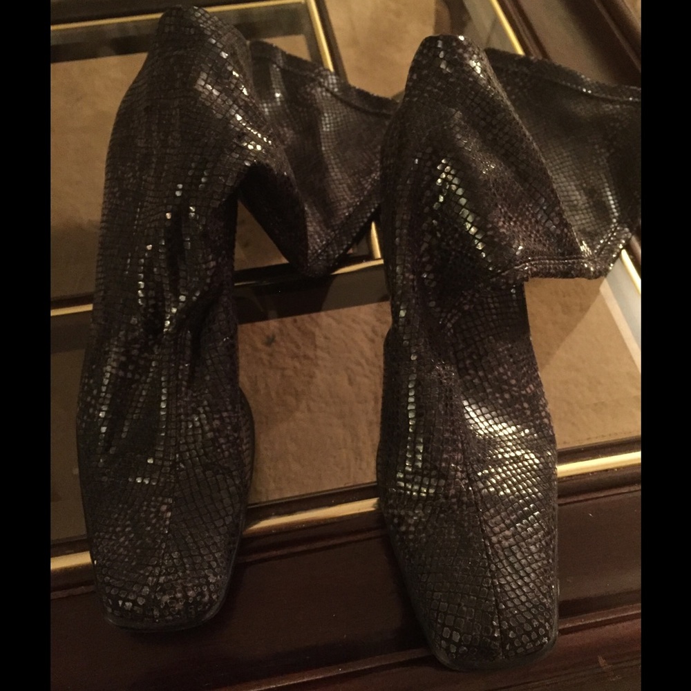 Italian black stretch boots.