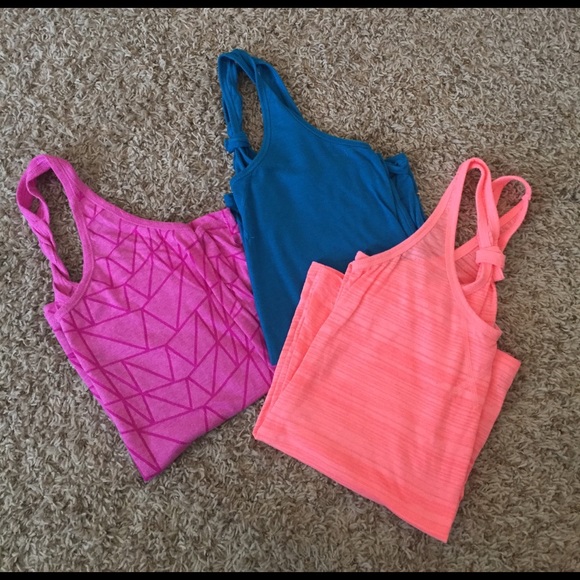 ❤SOLD❤Old navy work out tank bundle - Picture 1 of 4