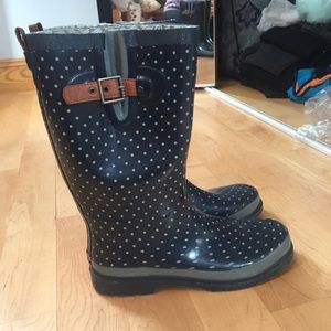 Navy blue and white polka dot rain boots.