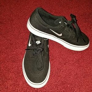 Black Nike sneakers NWOT