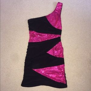 Gorgeous one-strap dress!