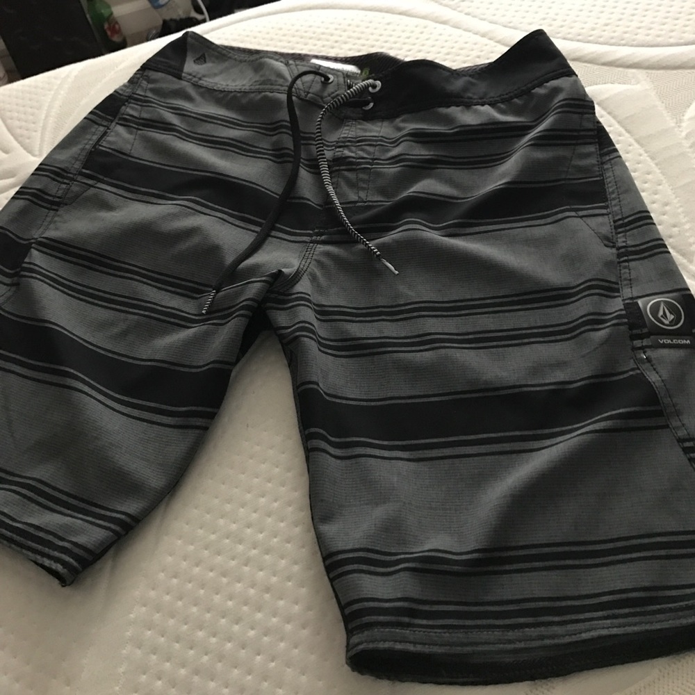 Men's Volcom boardshorts 32