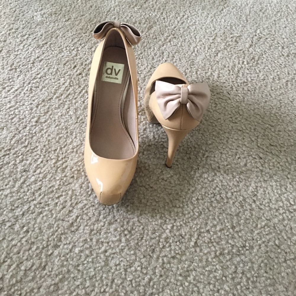 Dolce Vita nude bow pump size 7.5