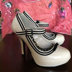 Pin Up Couture Mary Jane pumps