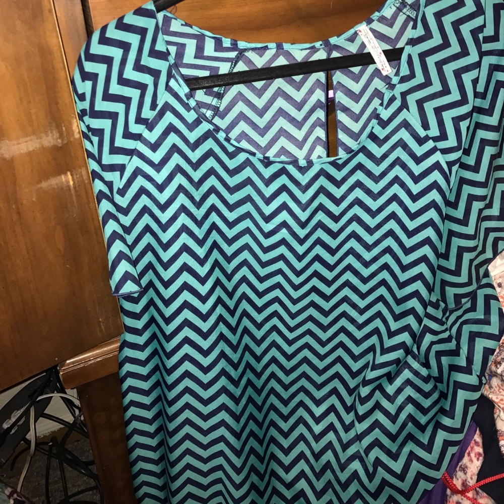 Super cute cheveron print top