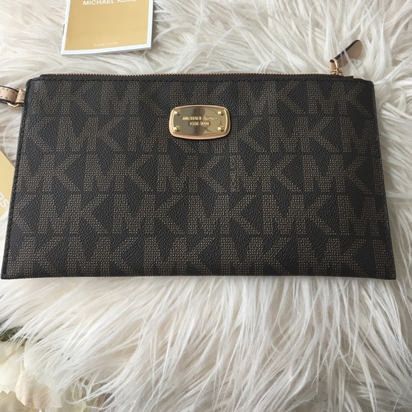 Michael Kors Wristlet/Clutch 🎉Last One🎉 - Picture 2 of 4