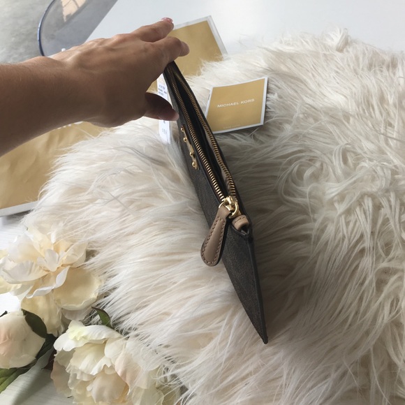 Michael Kors Wristlet/Clutch 🎉Last One🎉 - Picture 3 of 4