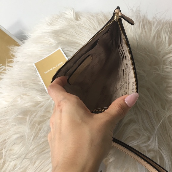 Michael Kors Wristlet/Clutch 🎉Last One🎉 - Picture 4 of 4