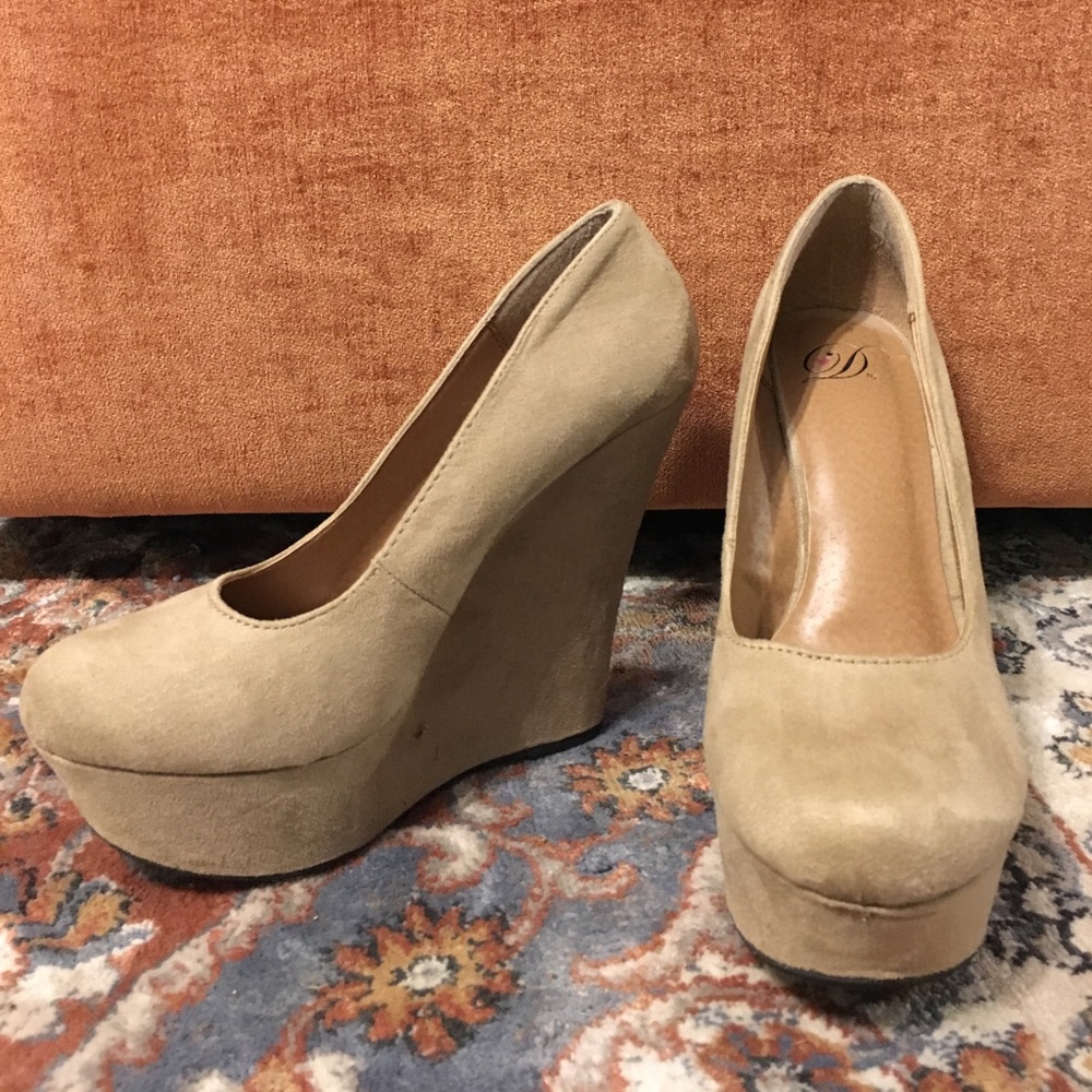 Suede beige wedges