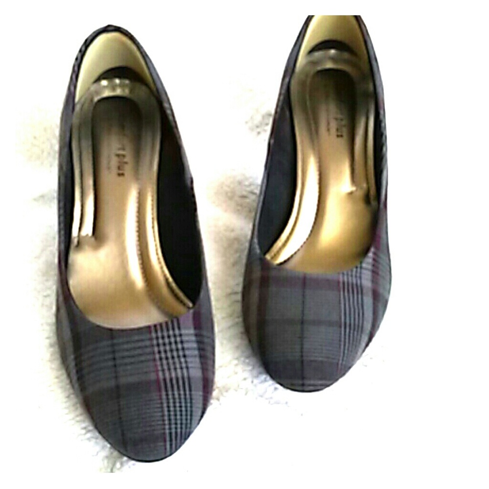 Shoes size 7W