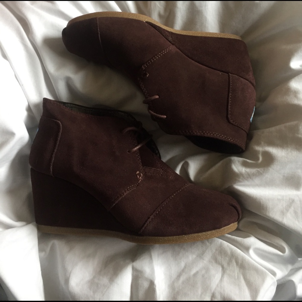 TOMS Sz 7 Maroon Desert  Wedge Suede Booties NWOT