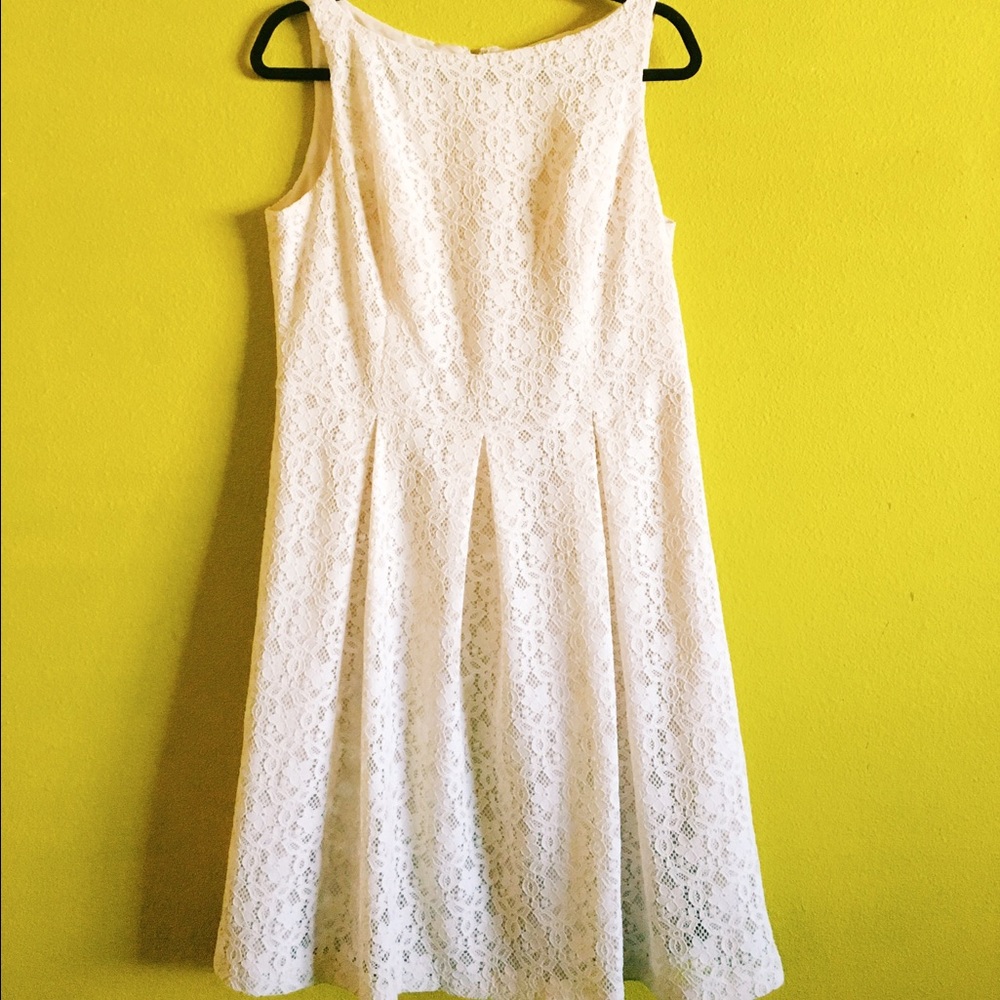 White lace sleeveless dress with back zipper